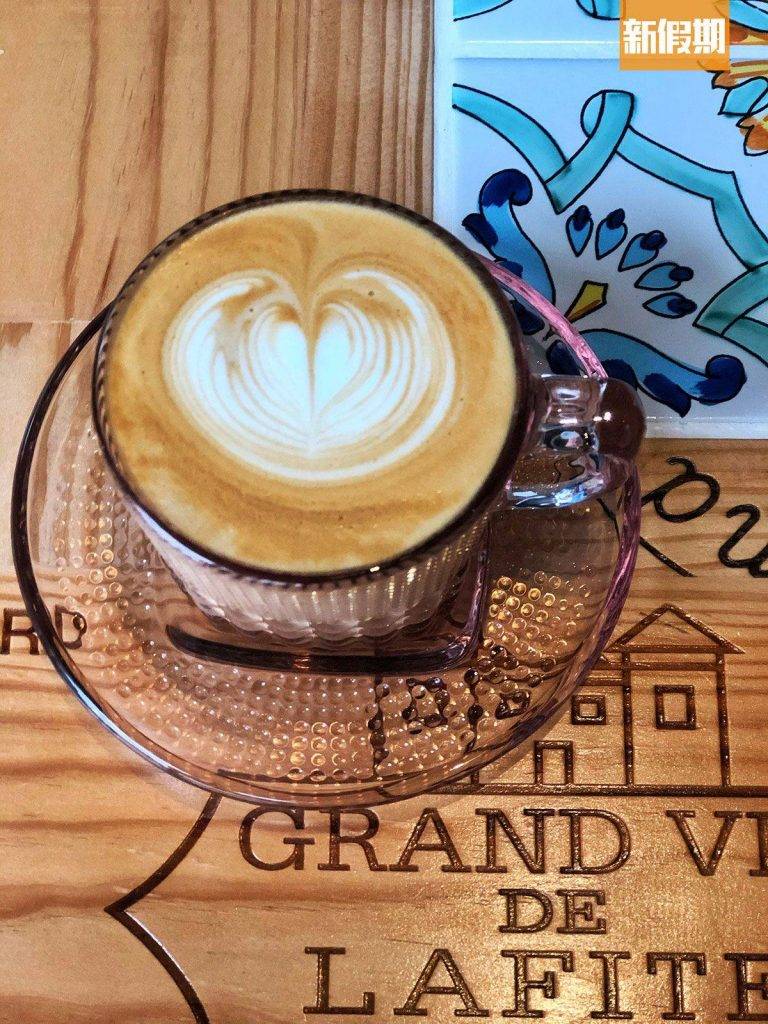 Cafe 觀塘Cafe｜Caffe Latte，奶泡打得幼滑，咖啡與奶香平衡得剛好。