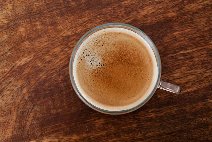 Americano 飲食熱話、咖啡 Long Black 的表面會泛著一層薄薄的咖啡油脂，風味也較為濃烈。