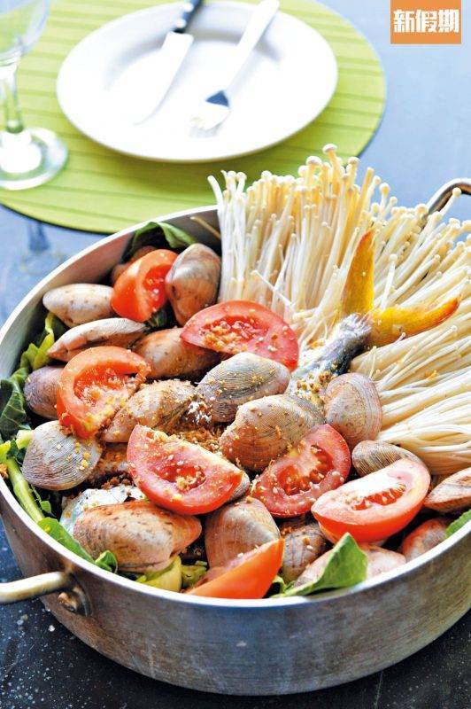 西貢美食 西貢美食｜海鮮雜菜煲海鮮及蔬菜都由街市購入，有游水鮮魚及花甲，加入上湯成為鮮甜海鮮煲。