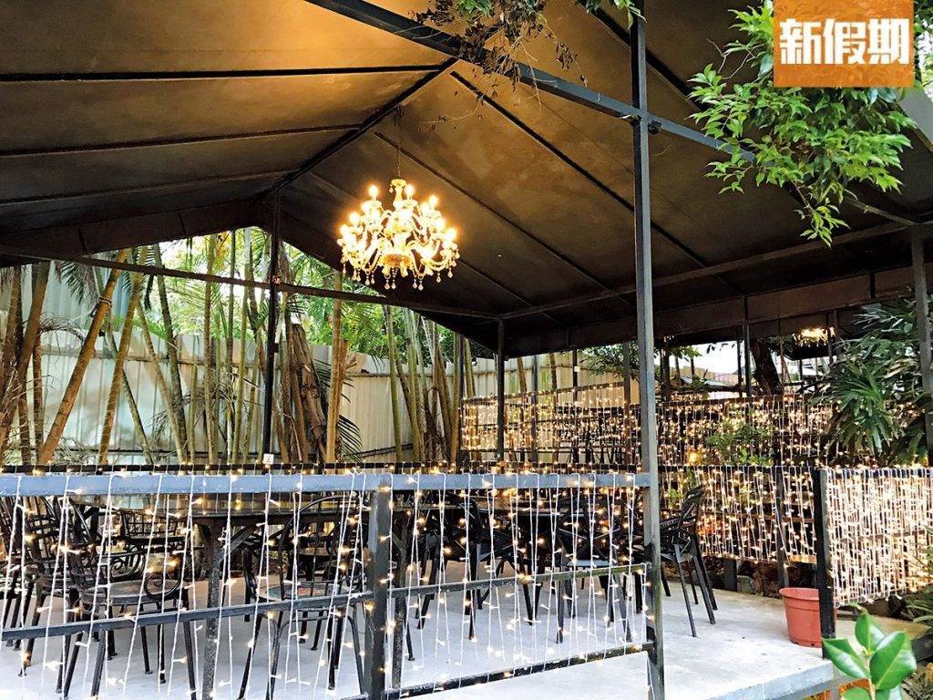 西貢美食 西貢美食｜有別於一般燒烤場，以黑色作主色，有型格，還要飾以高雅的吊燈，晚上燈飾亮起後非常有情調。