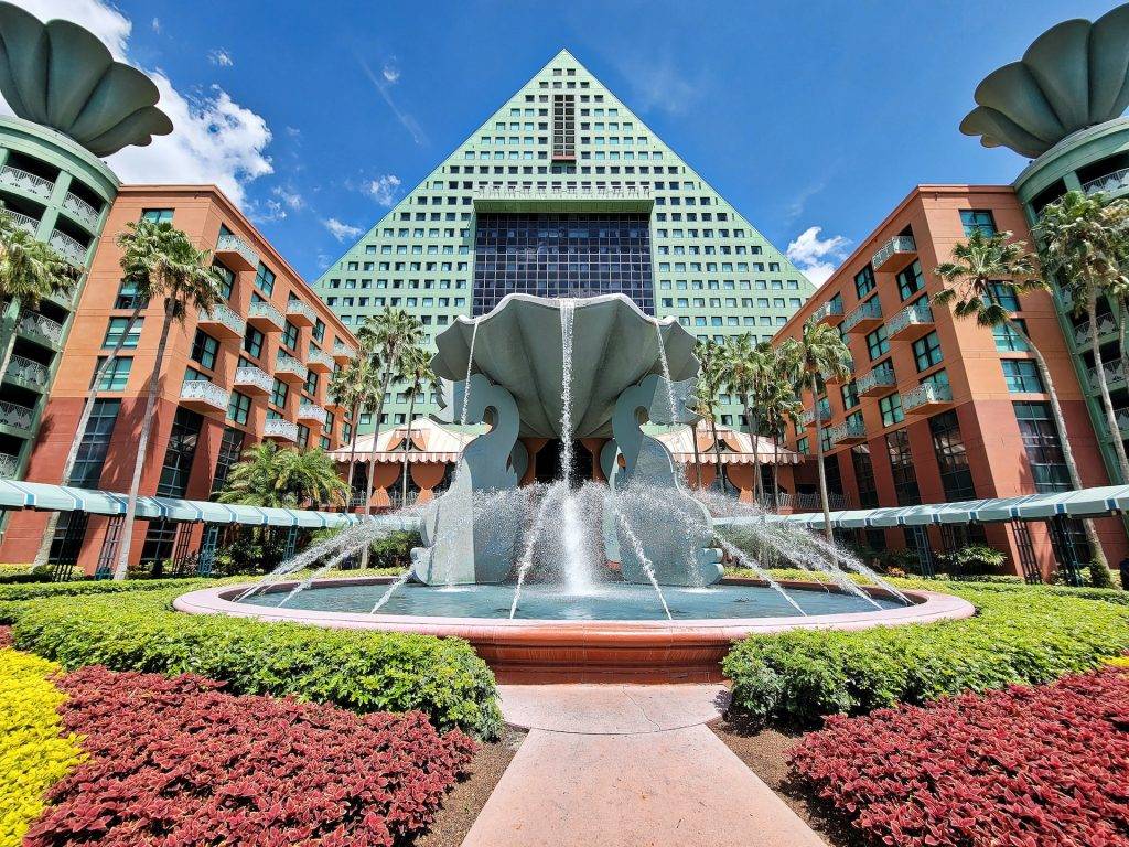 迪士尼 度假區酒店入住的費用不再實惠。圖為迪士尼世界新紀元樂園度假酒店入口。