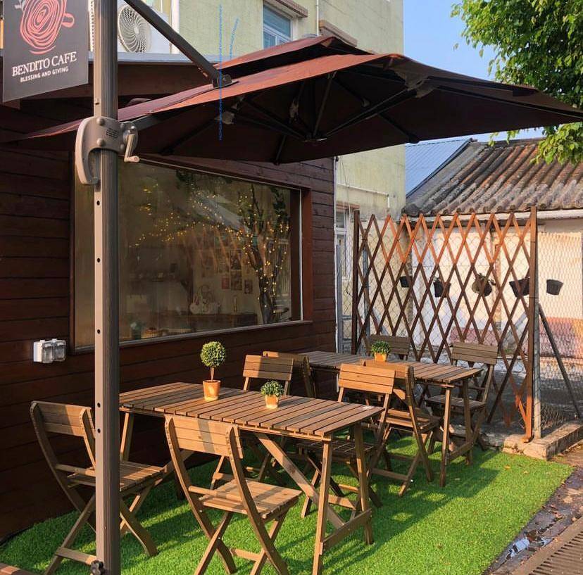 幸福森林咖啡館 Cafe設有室外位置，用上木系傢俬和小草坪，影相都好有feel呢。