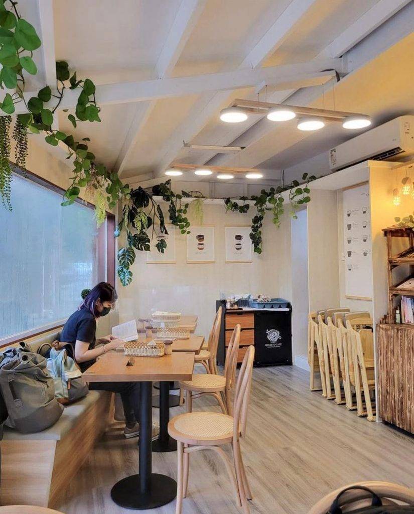 幸福森林咖啡館 Cafe室內的位置以和暖黃光搭配植物攀藤，像小森林一樣很療癒。