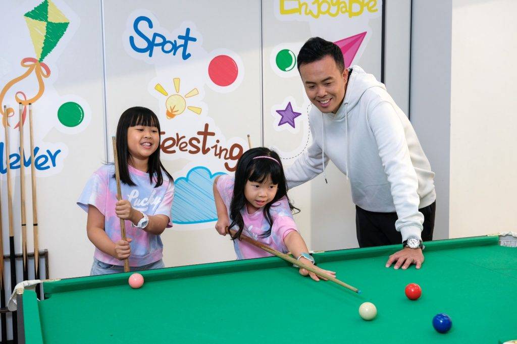 傅家俊 傳家俊 小朋友玩桌球除了玩樂外，通過桌球可以學習數學及物理相關的知識，訓練小肌肉的控制能力及專注力。