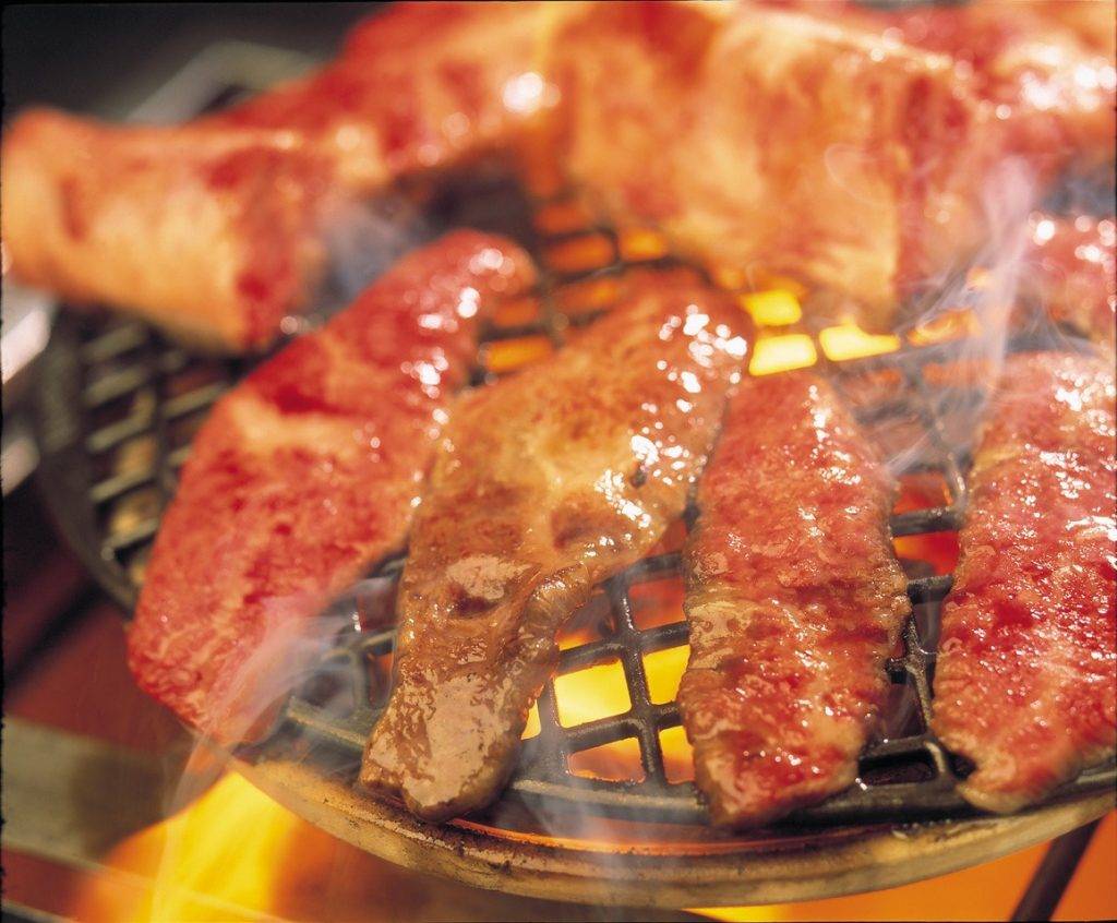銀座炎蔵焼肉 和牛在燒烤的過程中油脂感大爆發，食起來入口即化，牛味濃郁！