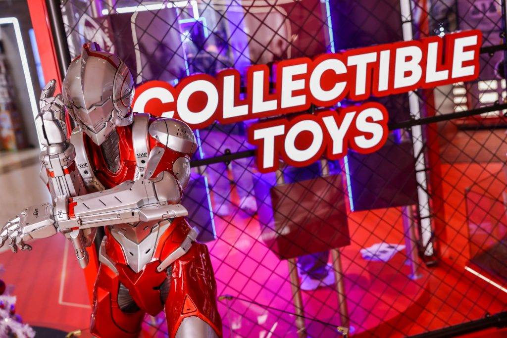 玩具展 HKBTA區內有1.6米高的Ultraman 《機動奧特曼》擺出招牌十字死光姿勢。