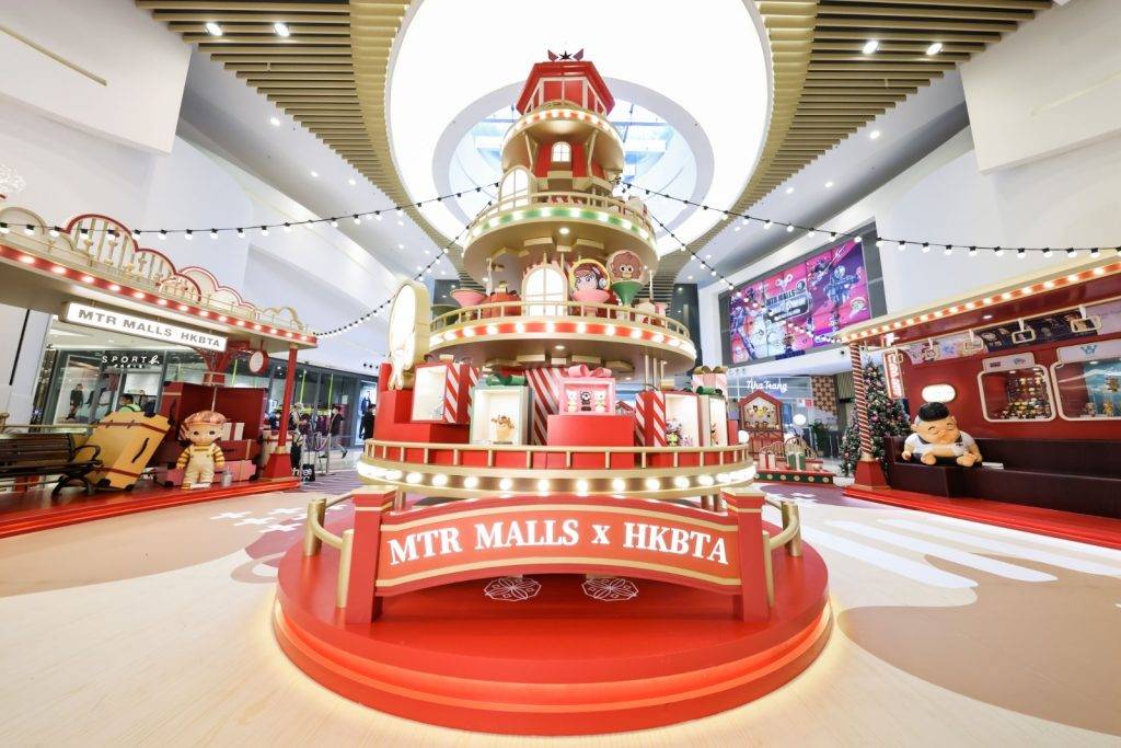 玩具展 「車站」正中心有一棵5米高的巨型玩具燈塔，一眾本地設計師創作的卡通角色更會化身成禮物現身。