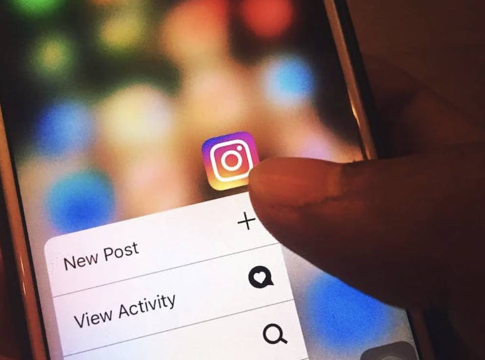 Facebook Instagram app「版面乾淨多了」， 內容也比Facebook更新得更加快。