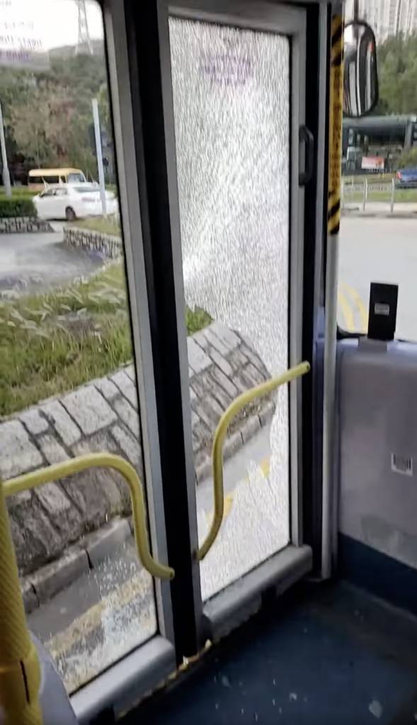 巴士 巴士車門左邊玻璃被打碎，穿了一個大洞