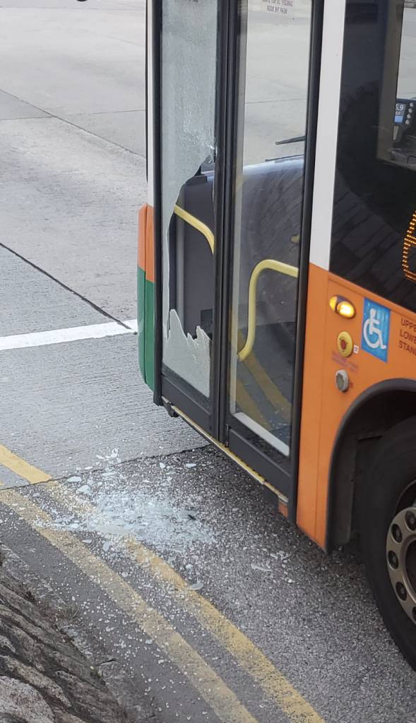 巴士 玻璃碎片散落一地