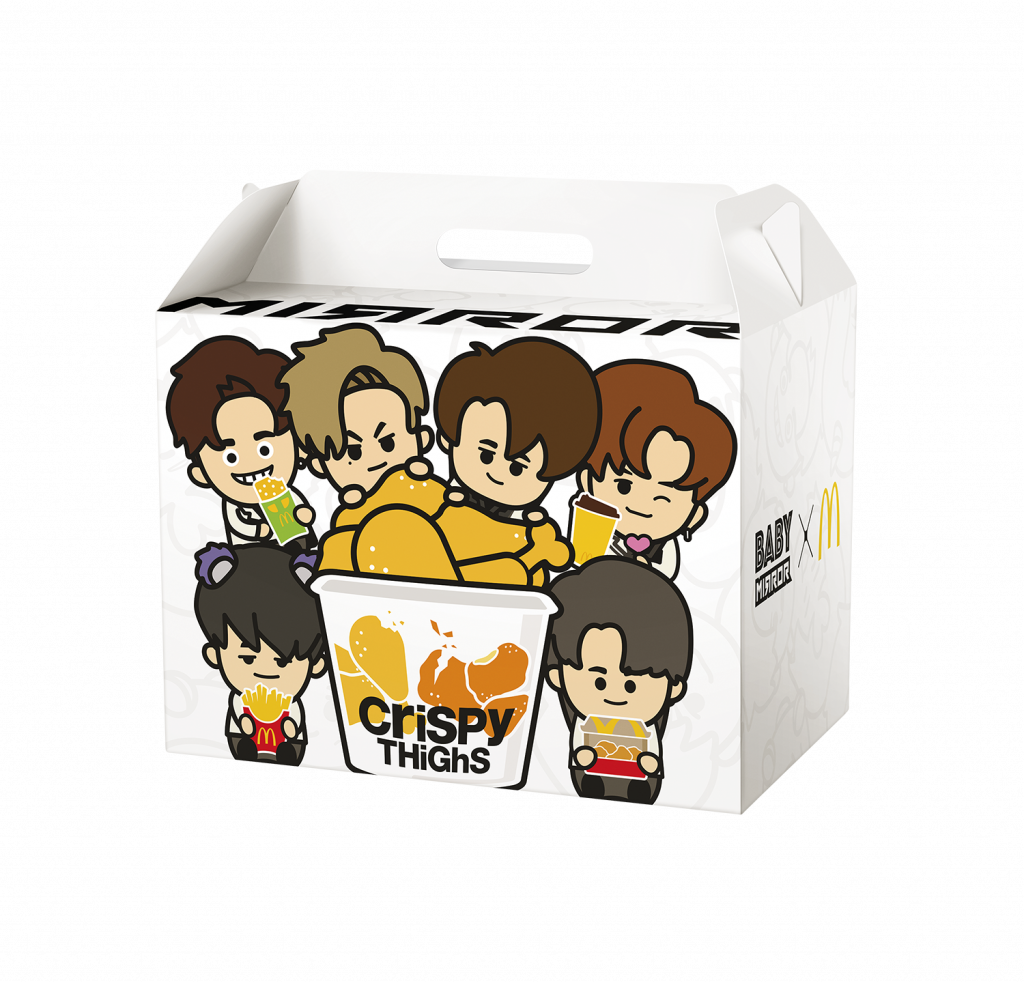 McDonald's Baby MIRROR sharing box, the limited edition themed sharing box is printed with portraits of 12 members of Baby MIRROR, the sharing box contains 2 pieces of garlic fried chicken, 2 pieces of fried chicken 'to fry with original wheat, 2 smooth mashed potatoes, 2 cups of medium Soda and 2 pieces of chocolate custard pie, perfect for sharing with friends!