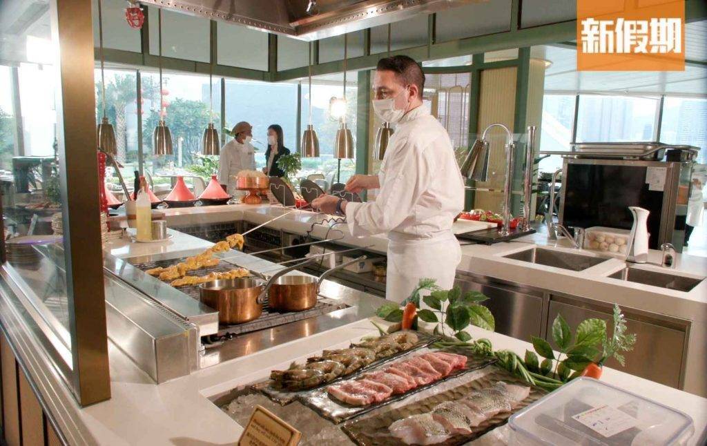 海洋公園餐廳 海洋公園餐廳｜Grill Station是自助餐的另一賣點，由大廚即席香烤雞肉串。