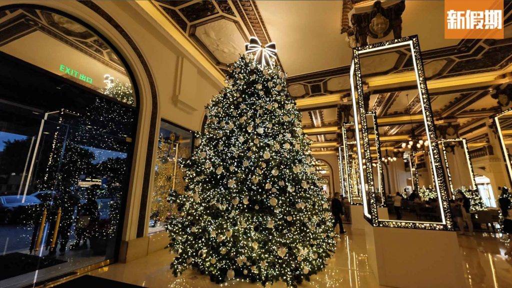 半島酒店 推開酒店門口，便會看到大堂這株巨型聖誕樹，約有5米高好壯觀！以黑白聖誕球以及CHANEL蝴蝶結作設計，型格又不失高貴。