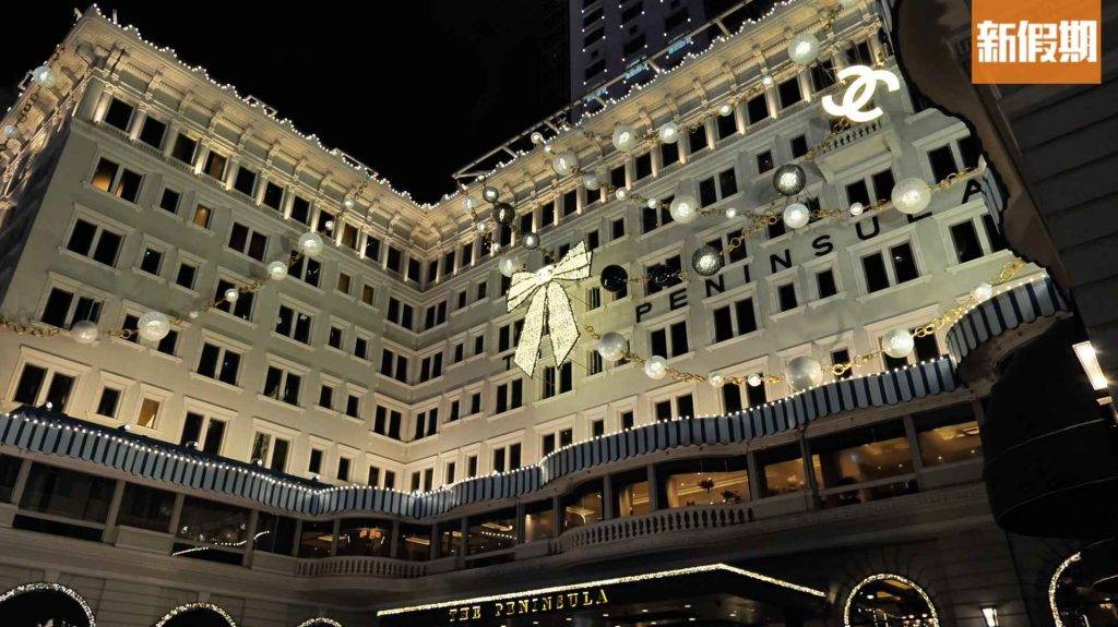 聖誕燈飾2022 半島酒店 尖沙咀半島酒店推出聖誕自助餐！未入酒店已經被門外的燈飾吸引到，今年聯乘人氣品牌CHANEL精心佈置聖誕燈飾。