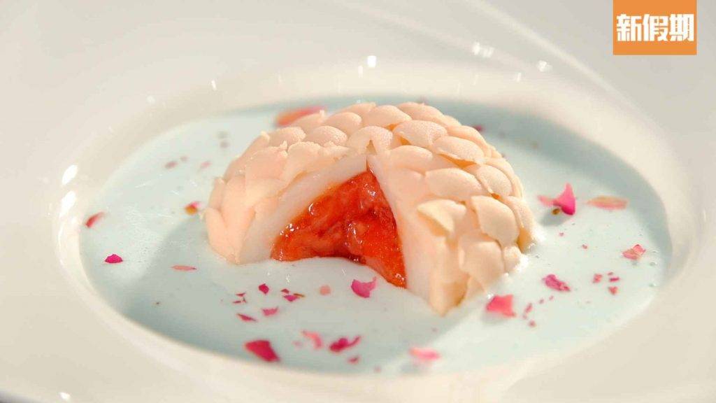 雪月花 由白芸豆沙製成的櫻花味和菓子皮，一層一層地包裹香甜軟燸的紅莓醬麻糬，使甜品口感更豐富！
