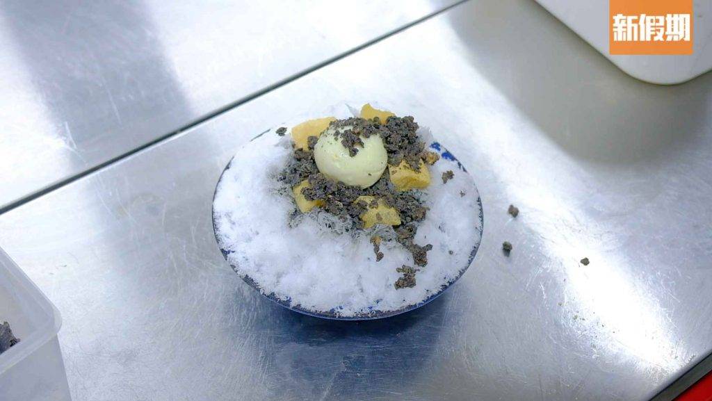 雪月花 刨冰山內藏豆腐味雪糕及自家製朱古力芝麻脆脆。