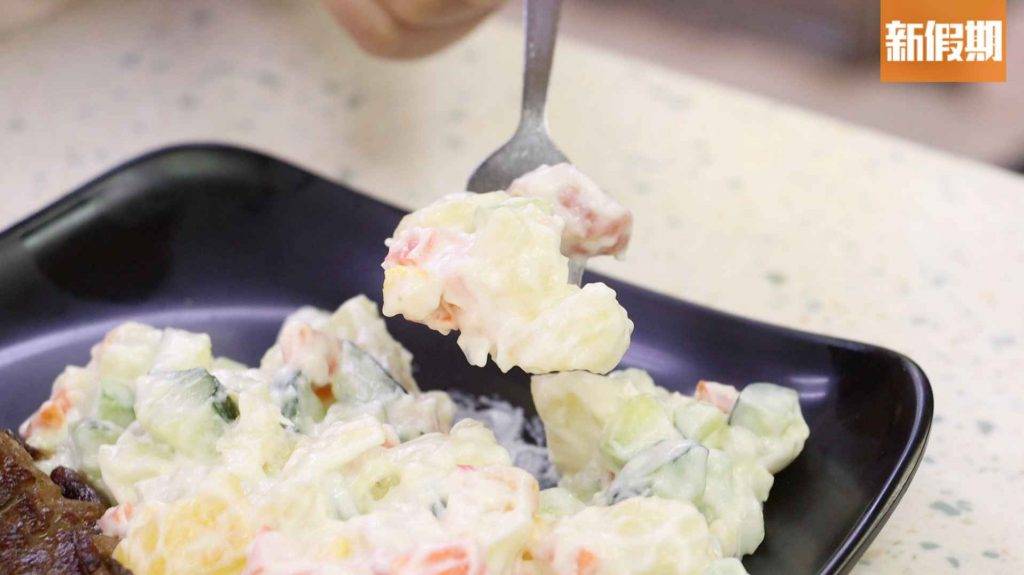 食口福 沙律不同現時餐廳的，會直接用新鮮蔬菜，反而是加入沙律醬、青瓜、紅蘿蔔、菠蘿等製成，而且份量頗多。