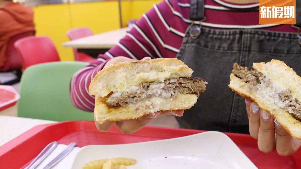 食口福 漢堡包餐$39，漢堡食起來是手打漢堡的口感，肉質厚嫩，加上沙律醬帶甜味。