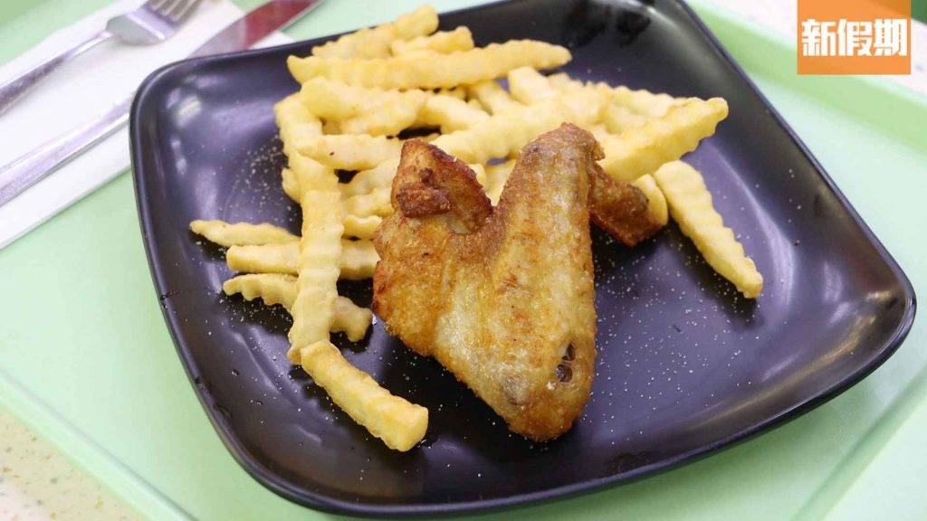 食口福 炸雞翼配薯條餐$30，沒有花巧擺盤，卻有老香港快餐的風味。
