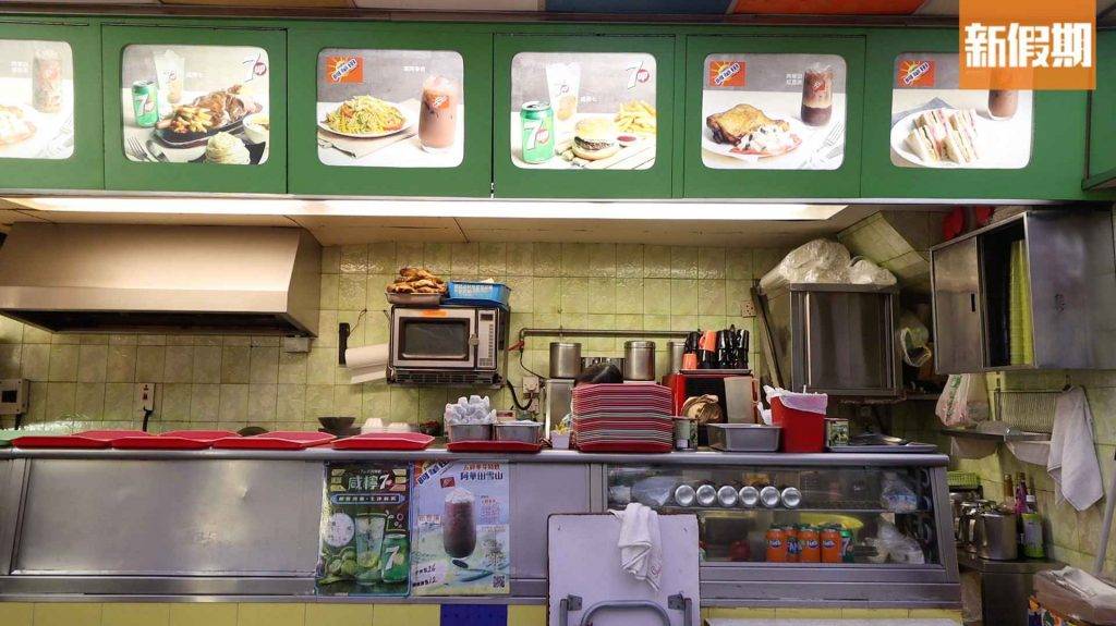 食口福 綠色照片陳列示出店家多款招牌名物，陳列燈箱可以看得出餐廳歲月的痕跡。