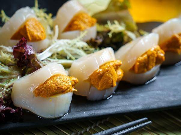 日式放題 日式放題推介｜海膽帶子口感豐富，先來是帶子的彈性肉質，再嘗到甘香的海膽味道。