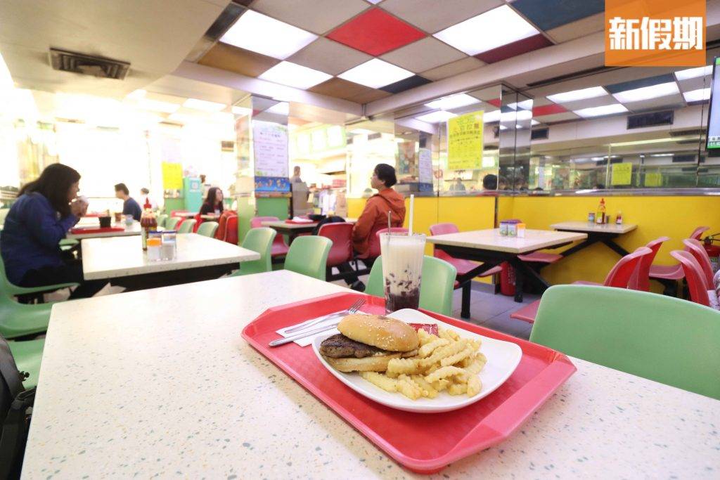 食口福 港式懷舊快餐以紅色膠盤盛載，跟塑膠櫈和整個環境很匹配，帶年代感。