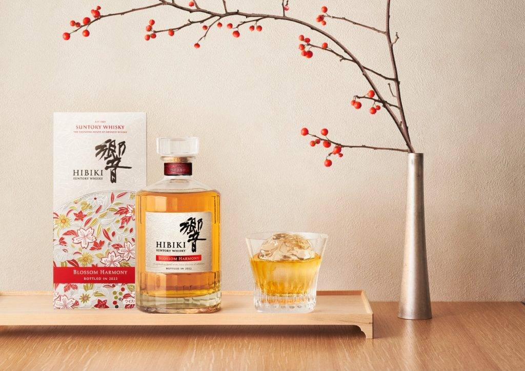 日本威士忌 「響 Hibiki)」在日語中意寓和諧，其品牌理念是「人與自然和諧共鳴」。使用櫻花桶釀造的限量版 HIBIKI® BLOSSOM HARMONYTM 2022 便是和諧共鳴的代表作之一。