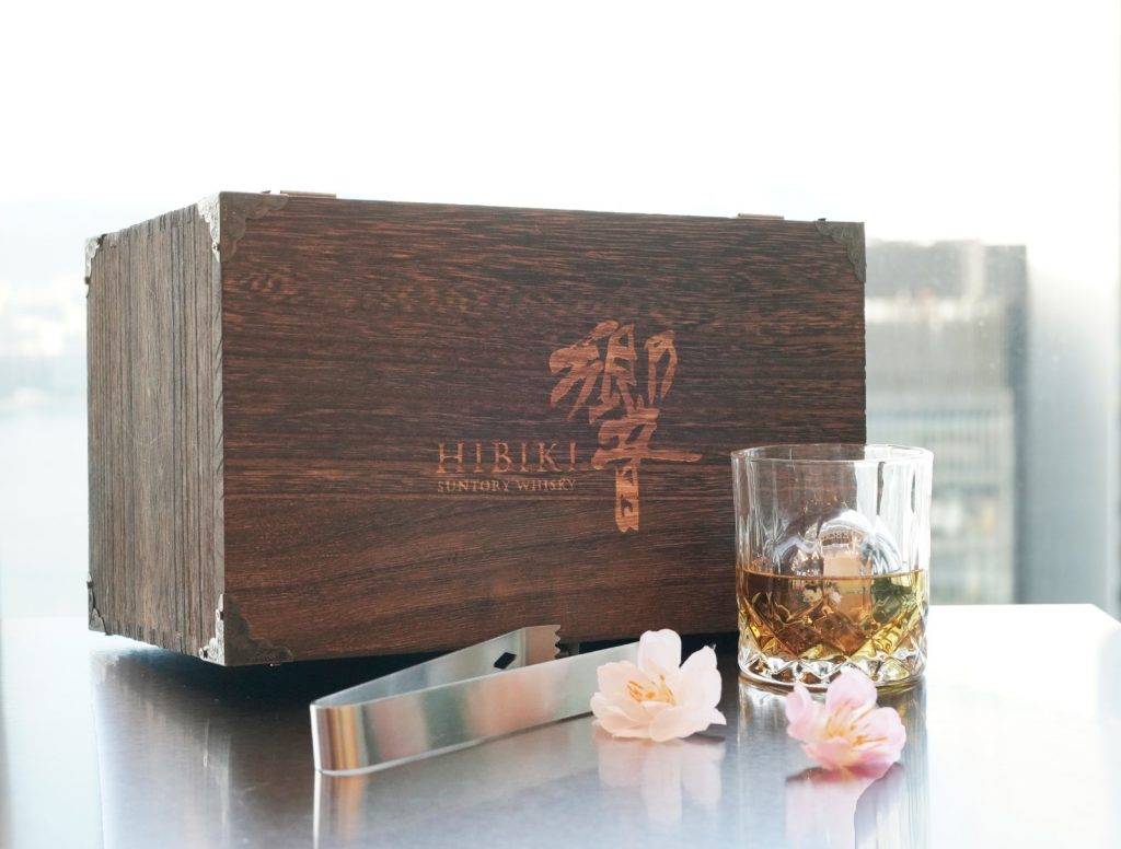 日本威士忌 國際外銷版的 HIBIKI® BLOSSOM HARMONYTM 2022 除了特別包裝外，會附送全球獨家的香港別注版威士忌酒杯禮盒。極具收藏價值，用作送禮更大方得體。