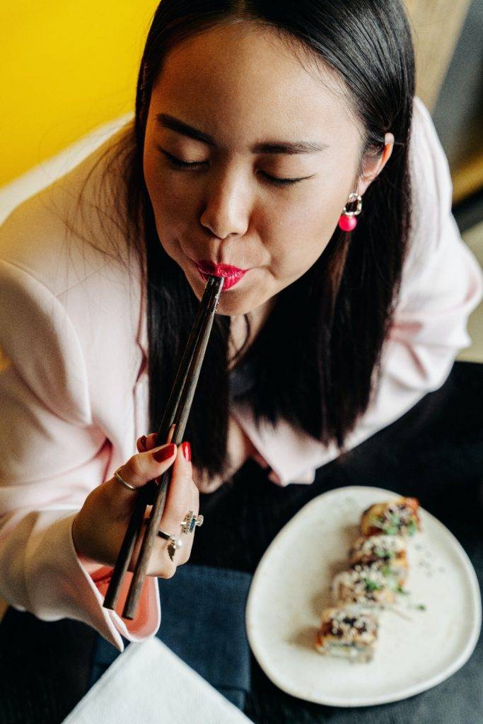壽司郎 可能是太多人愛啜咬筷子，令筷子易斷。