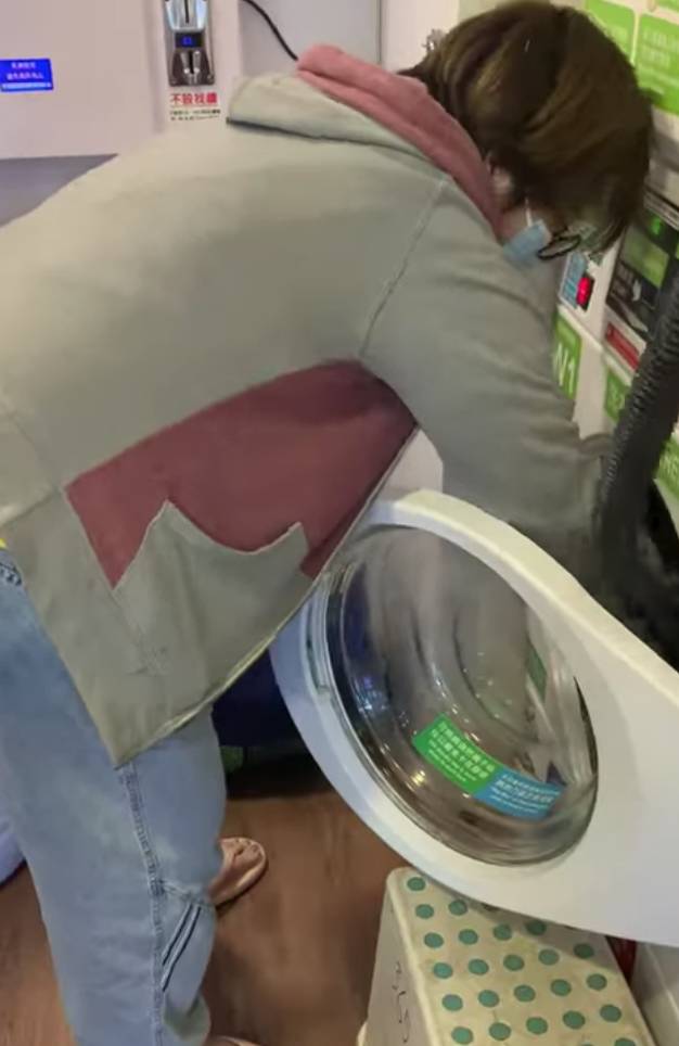 自助洗衣店 最近有網民去大埔自助洗衣機洗衫時，見到一名寵物主人正在洗寵物用品，樓主批評對方無公德心。