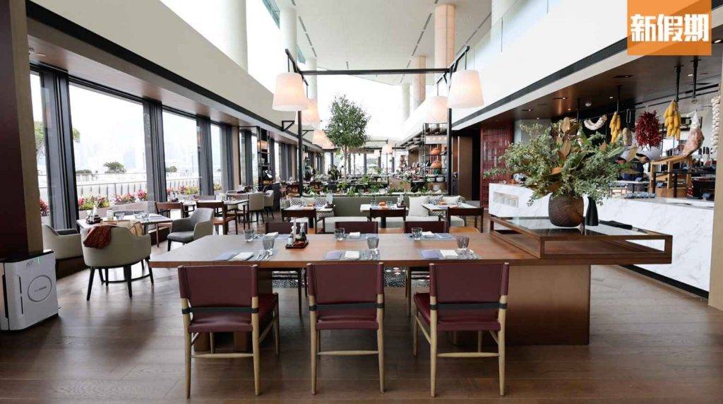 麗晶酒店自助餐 港畔餐廳保留原名，同樣供應自助餐。