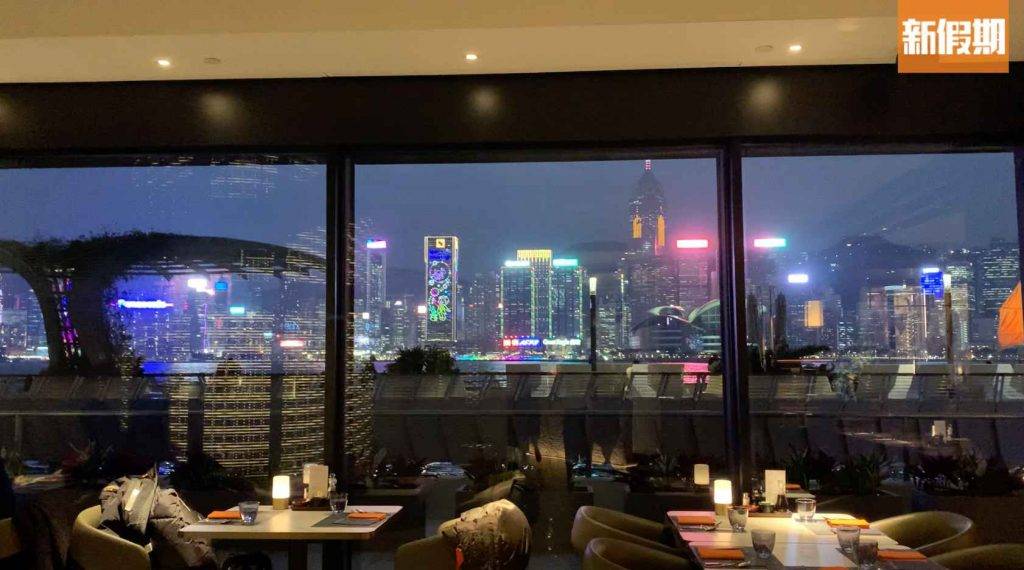 麗晶酒店自助餐 晚間可觀賞維港夜景。