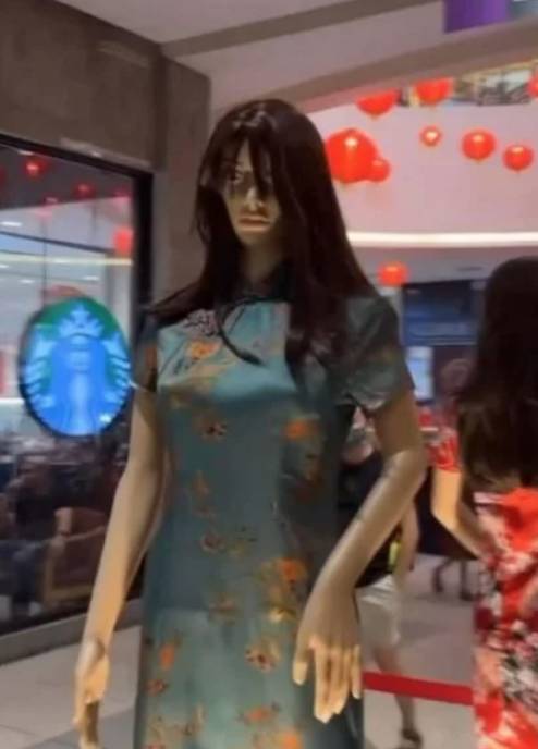 新年商場 新年 吉隆坡一個商場擺放新春人偶裝飾，人偶穿著旗袍相當有節日感，不過疑似因為燈光照射問題，長髮的人偶變得異常詭異。