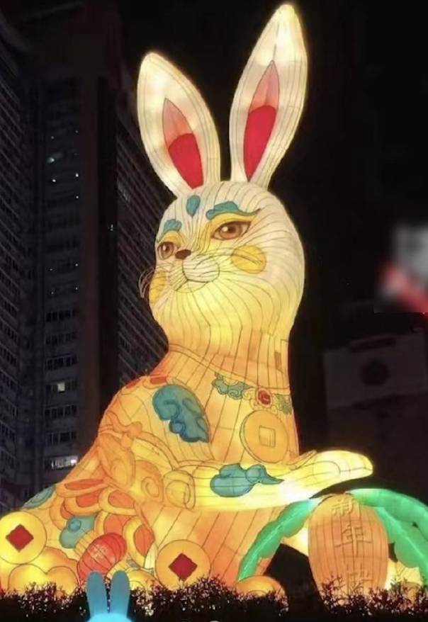 新年商場 新年 重慶沙坪壩三峽廣場擺放巨型兔子裝飾，晚上兔子更會亮燈，有網民覺得裝飾很美。