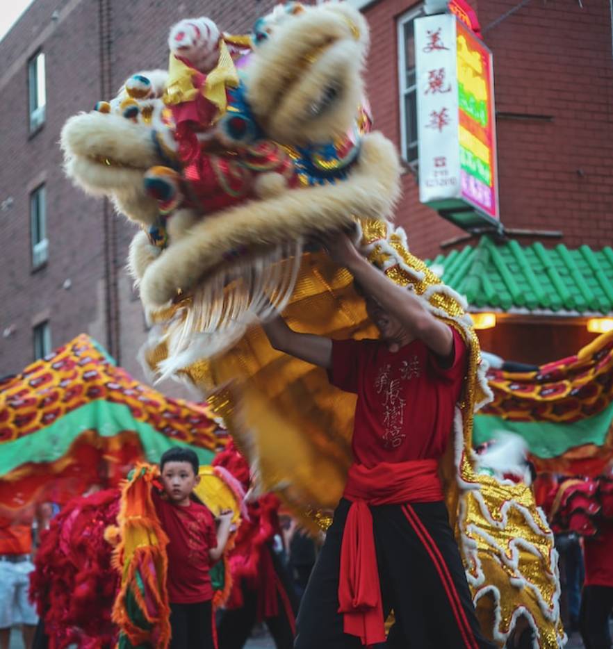舞獅 每逄農曆新年，各大商場及私人公司都會按傳統請人來舞獅採青表演，認為可以帶來好運及財富，開個好年。