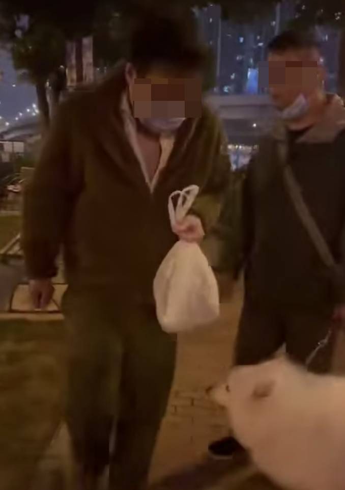 狗 最近有網民在Facebook「狗狗義工組」發文，指一名男子將朱古力隨地扔給動物吃