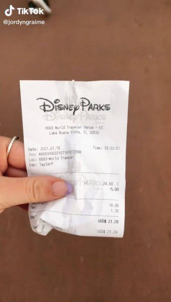 迪士尼 職員提供一張衣服換領券到禮品部換取上衣，價值$19.99 美元。