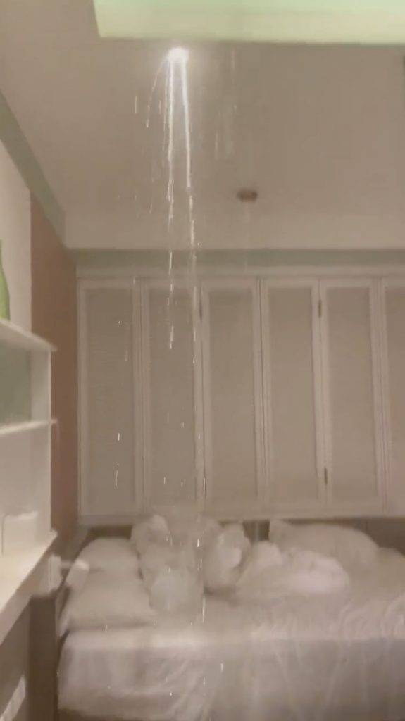 利景酒店 影片可見天花板多處嚴重漏水。