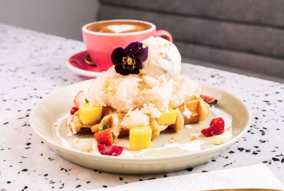 James Bonbon Cafe 泰式芒果糯米飯牛角窩夫配雪糕$108，賣相吸引而且組合有新鮮感。