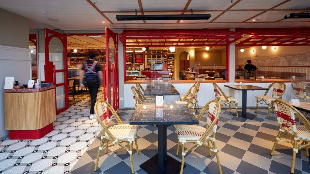 Grain 餐廳以紅色為主，配上黑白方磚，顯現法國情調。