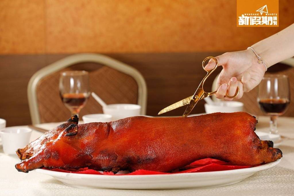 乳豬 由於酒樓乳豬是原隻上，需要食客自行剪件，如此不佳服務讓樓主大鬧。