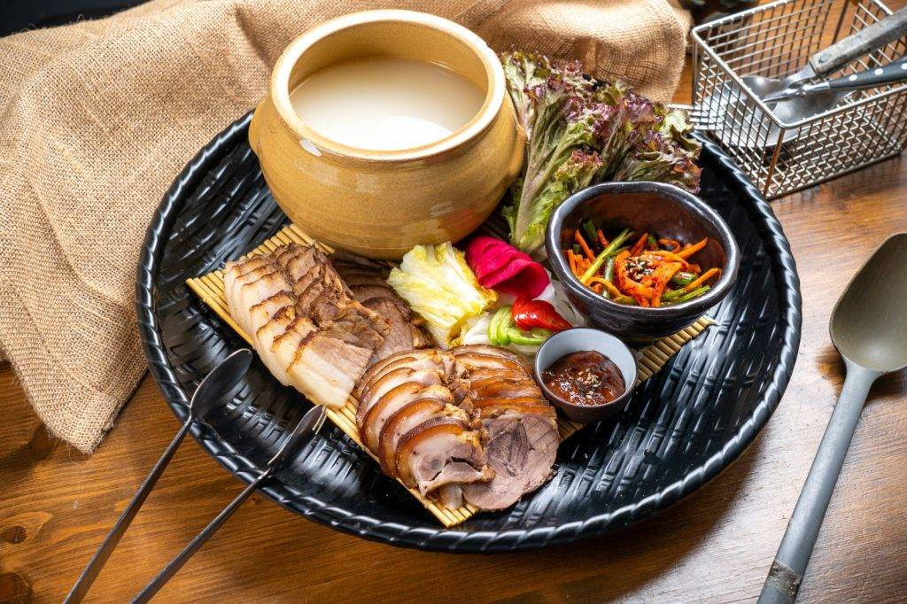 韓國菜 韓國菜推介｜傳統米酒+菜包肉豬腳套餐
