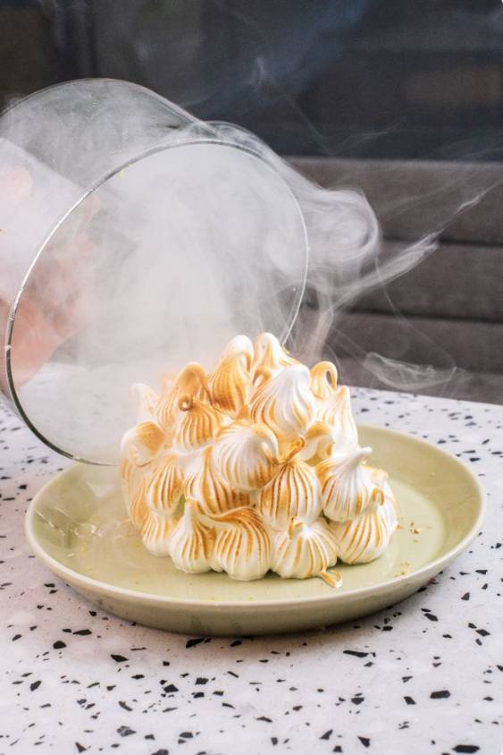 James Bonbon Cafe 即叫即做班蘭火焰雪糕$198，中間有斑蘭蛋糕搭配雪糕，外層加以火灸，冰火交融。