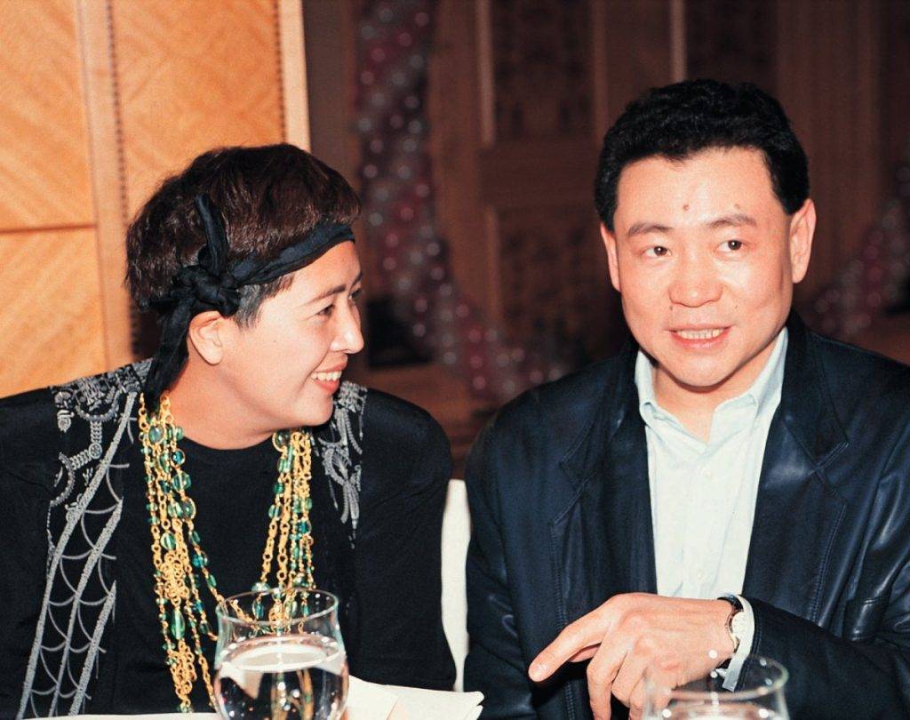 李嘉欣 許晉亨 寶詠琴與前夫劉鑾雄1977年結婚，1992年離婚，98年寶詠琴和電台DJ洪朝豐曾有一段身份懸殊的戀情，一度是城中熱話。