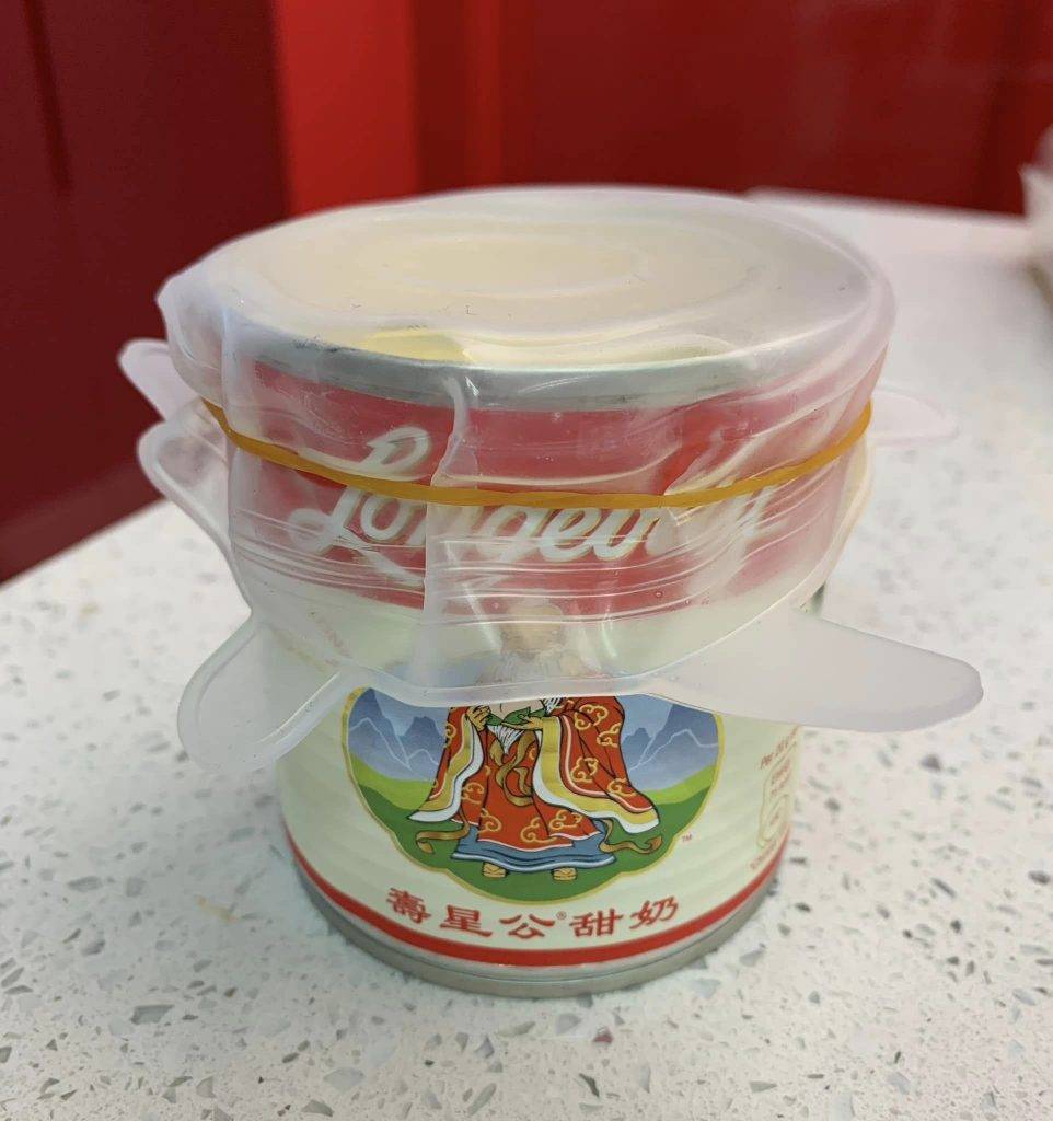 罐頭煉奶 罐頭 樓主沒有換成其他容器，只原封不動以膠膜覆蓋放入雪櫃保存，煉奶有變壞的可能性