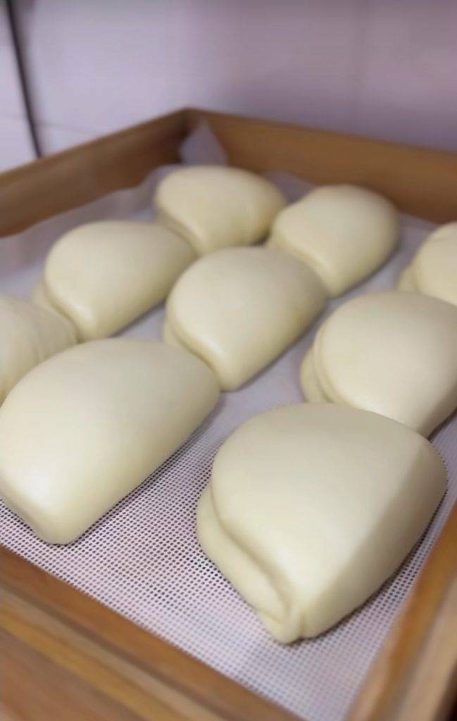 Bun Bun 刈包麵糰經過2次的發酵、機器搓平、再蒸起，才製作出脹卜卜又奶白色的刈包。