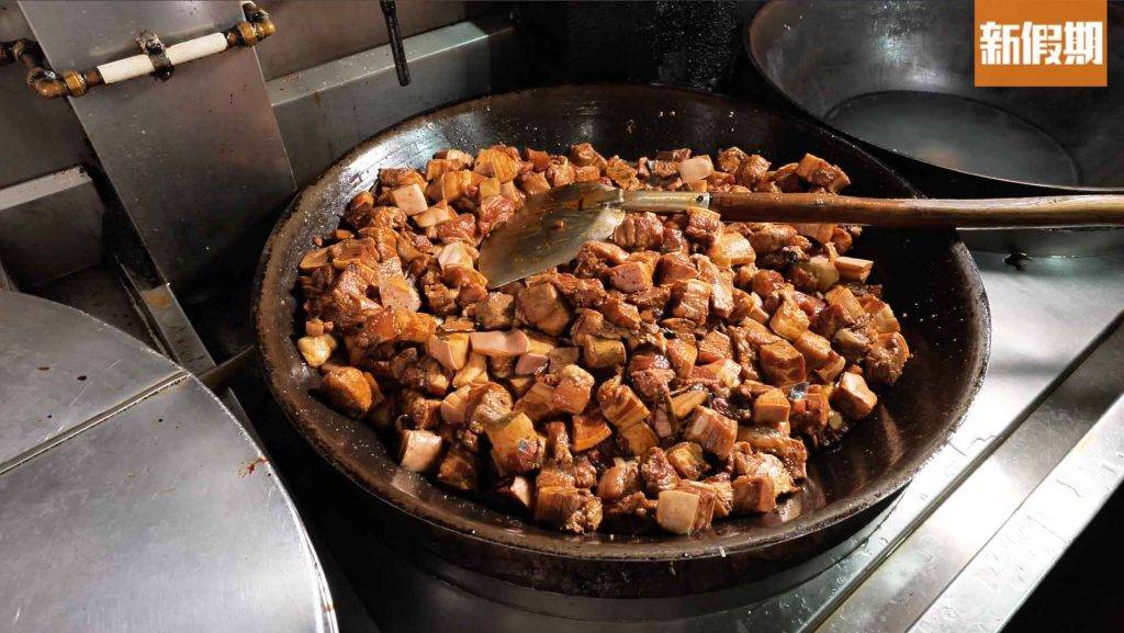 屏山傳統盆菜 豬肉會加入南乳醬炆煮至少1小時，食起來更加香口入味，質感軟腍。