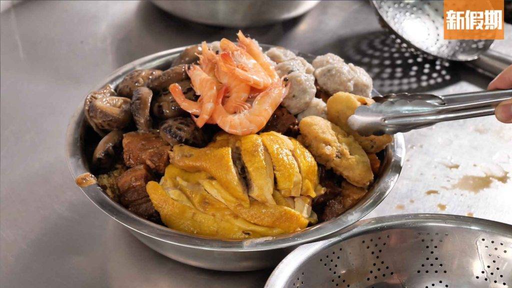 屏山傳統盆菜 盆菜的食材擺放次序有其原因，豬肉以下的食材多是軟腍吸汁食材，如蘿蔔、枝竹等，而豬肉以上的為海鮮、丸類、神仙雞等。