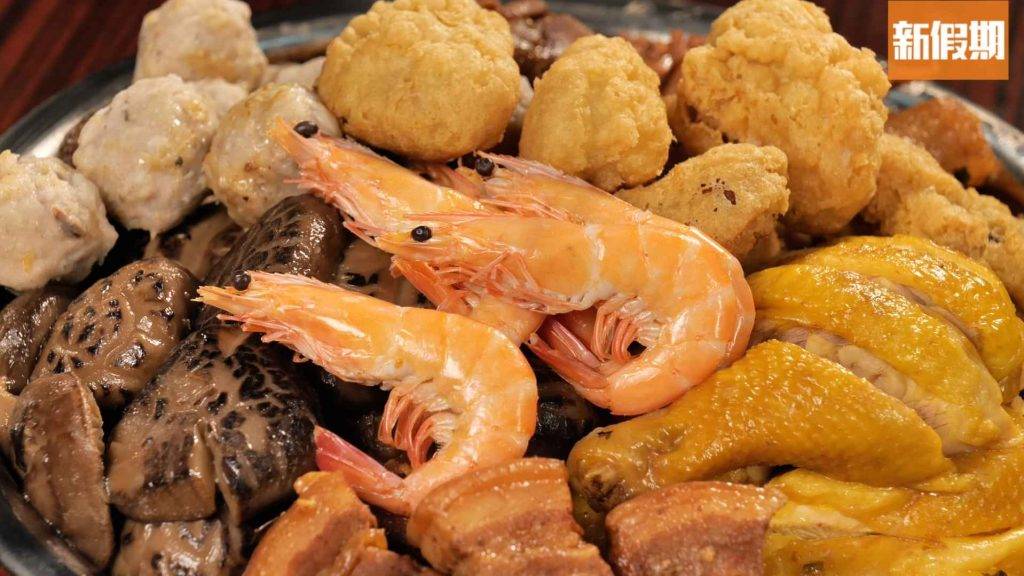 屏山傳統盆菜 以前的食材不及現今的豐富，所以盆菜中帶海鮮和肉類已經好豐富了。