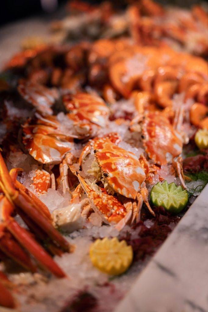 麗晶酒店 皇帝蟹腳、北海道帶子、日本蒸鮑魚、新鮮紅蟹、新鮮龍蝦、海膽、虎蝦、三文魚子等均會於不同供應時段中出現